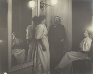 2人の娘、イヴォンヌとクリスティーヌと鏡を持つヘンリールロールの肖像 作： Edgar Degas
